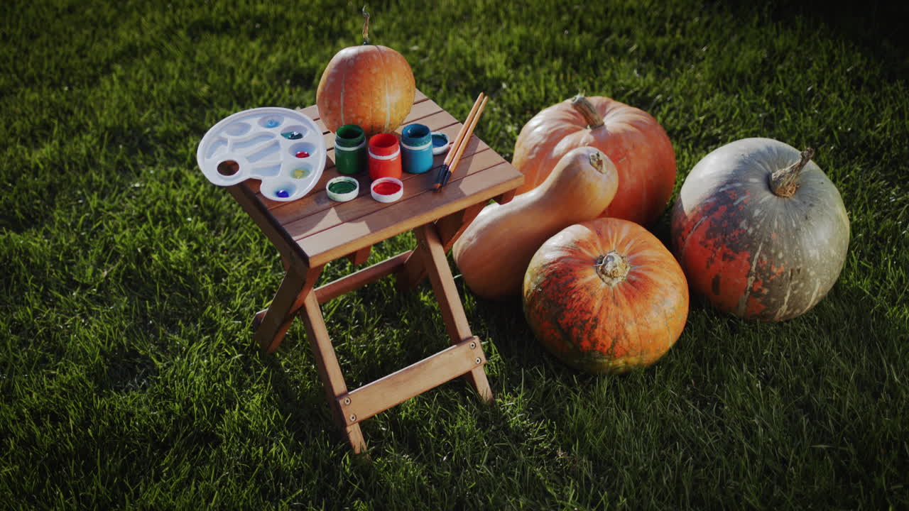 잔디에는 그림 세트와 호박이 있습니다. 할로윈을 준비하고 있습니다.