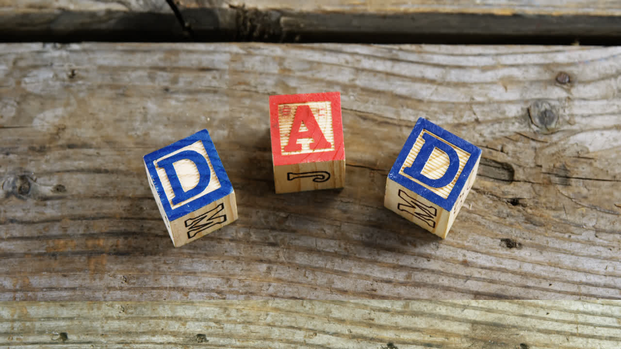 bloques con texto papá en tabla de madera