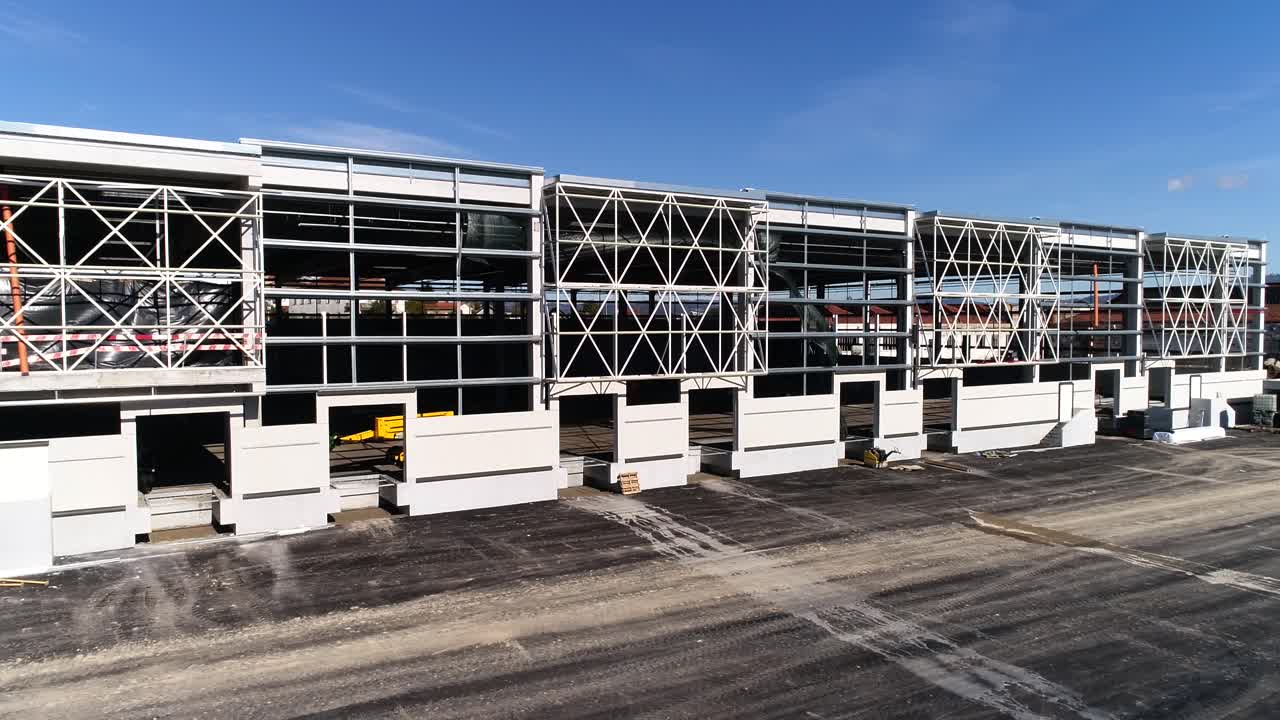Veduta aerea di un cantiere edile per un grande progetto di costruzione di magazzini.