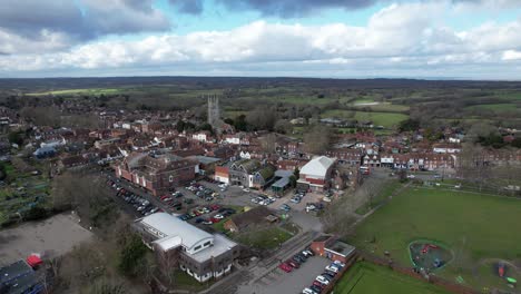 tenterden, kent, großbritannien, aufsteigende drohnenansicht des stadtzentrums