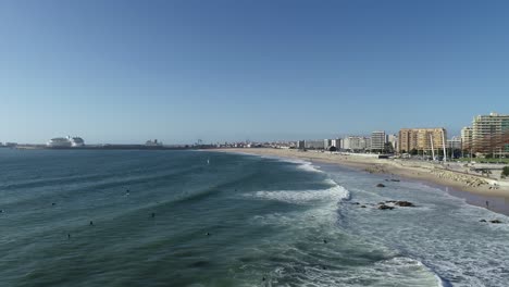 una vista de la ciudad, la playa y el mar desde un avión no tripulado