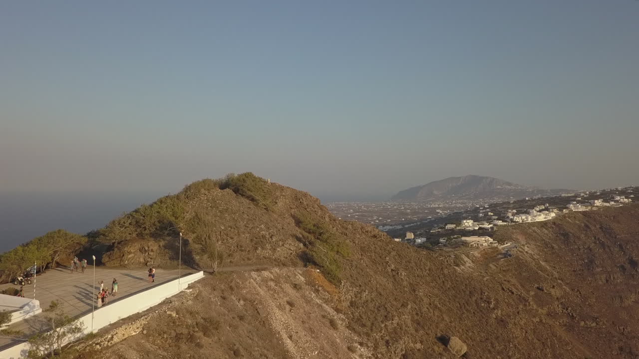 Sorvolo aereo: Chiesa con cupola blu in cima a una montagna di Santorini.
