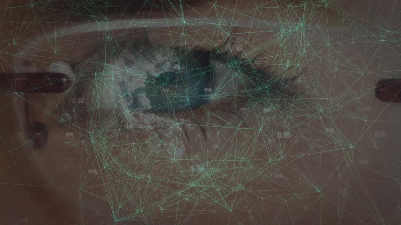 red de conexiones y múltiples números cambiantes en un primer plano de un ojo femenino con gafas