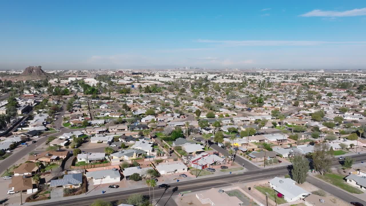 Un quartiere residenziale soleggiato a Tempe, Arizona, con case, strade e cieli sereni, vista aerea.