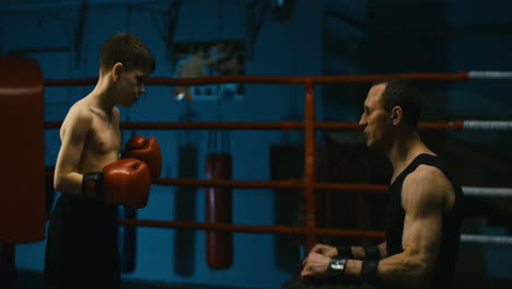 sesión de entrenamiento de boxeadores jóvenes