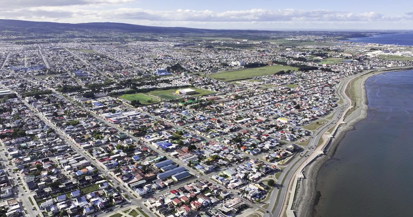 Punta Arenas, Patagônia, Chile. Imagem de Drone da Paisagem Urbana, Ruas e Edifícios em um Dia Ensolarado