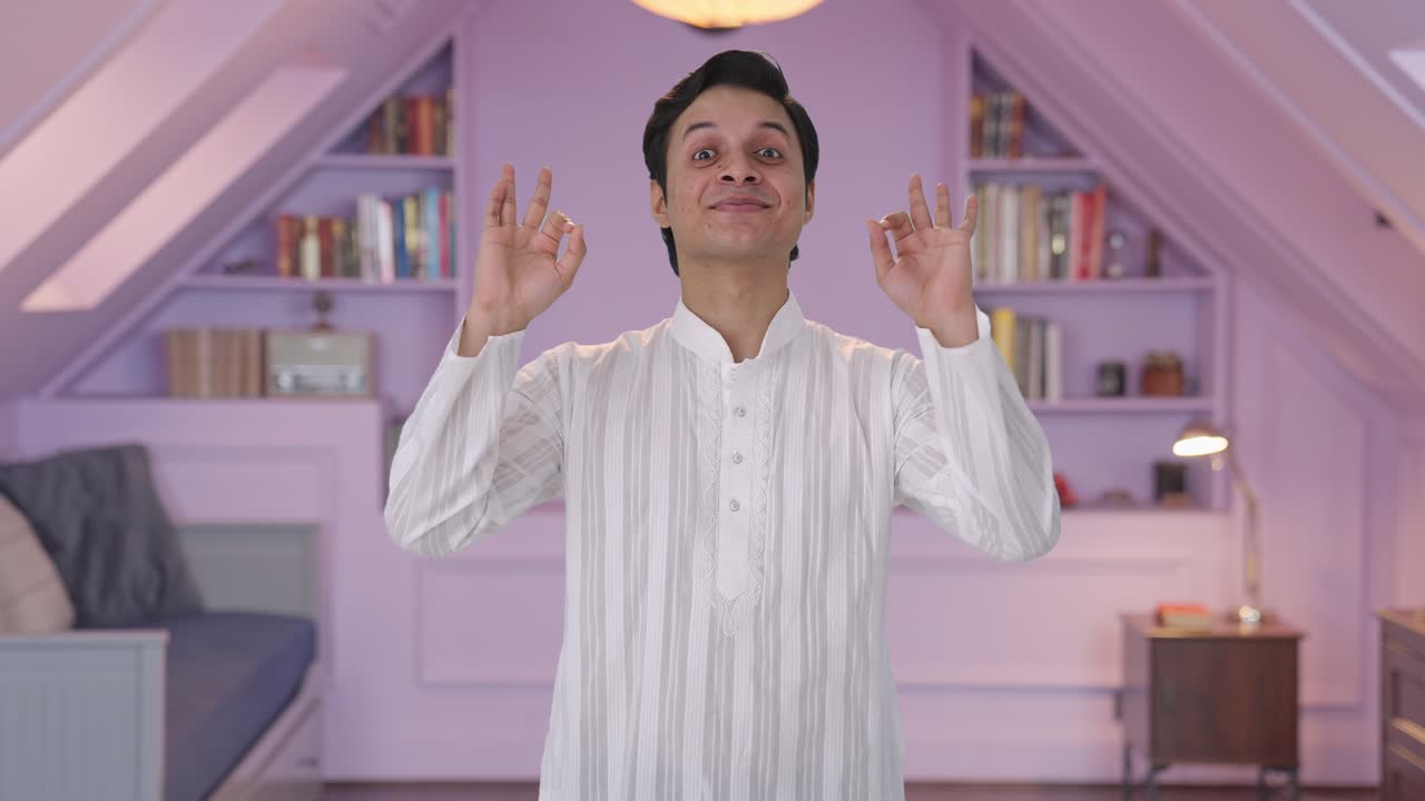 hombre indio feliz mostrando una señal de bien