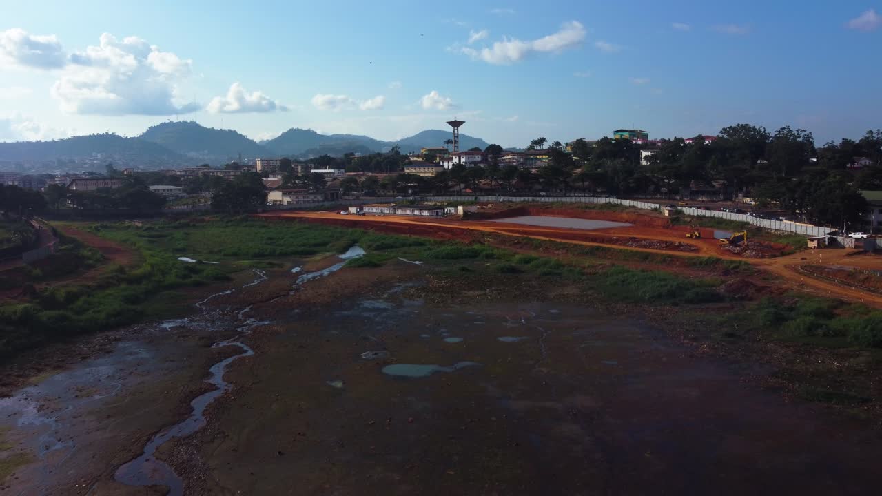 vista aérea baja sobre el lago municipal de dry lac, sequía en el soleado yaounde, camerún - al revés, toma de avión no tripulado