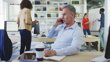 Hombre-De-Negocios-Hablando-Por-Teléfono