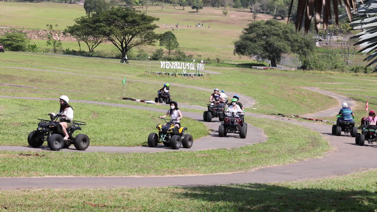 경치 좋은 공원 에서 드 자전거 를 타고 있는 사람 들