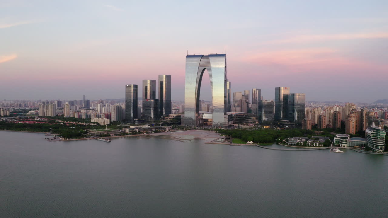 edificios de cbd junto al lago. aerial en suzhou, china.