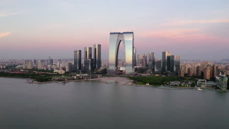 edificios de cbd junto al lago. aerial en suzhou, china.