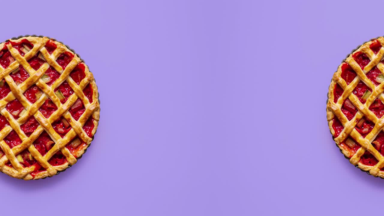 다채로운 배경에 고립 된 집에서 만든 케이크. 다양한 파이와 함께 슬라이드 쇼.