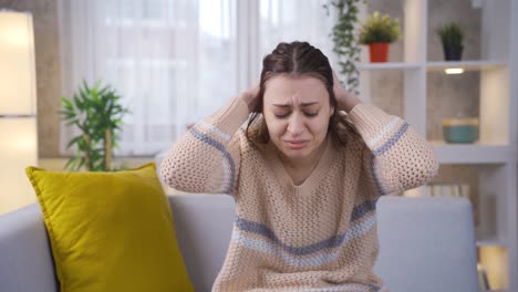 una joven deprimida se enoja, tiene un colapso nervioso, tiene problemas psicológicos.