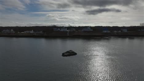 Una-Vista-Aérea-De-Las-Tranquilas-Aguas-Del-Long-Island-Sound-Frente-A-Long-Island,-Nueva-York.