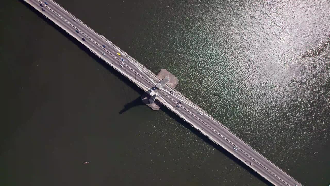 레기-이코이 연결 다리는 나이지리아 라고스의 유명한 랜드마크입니다.