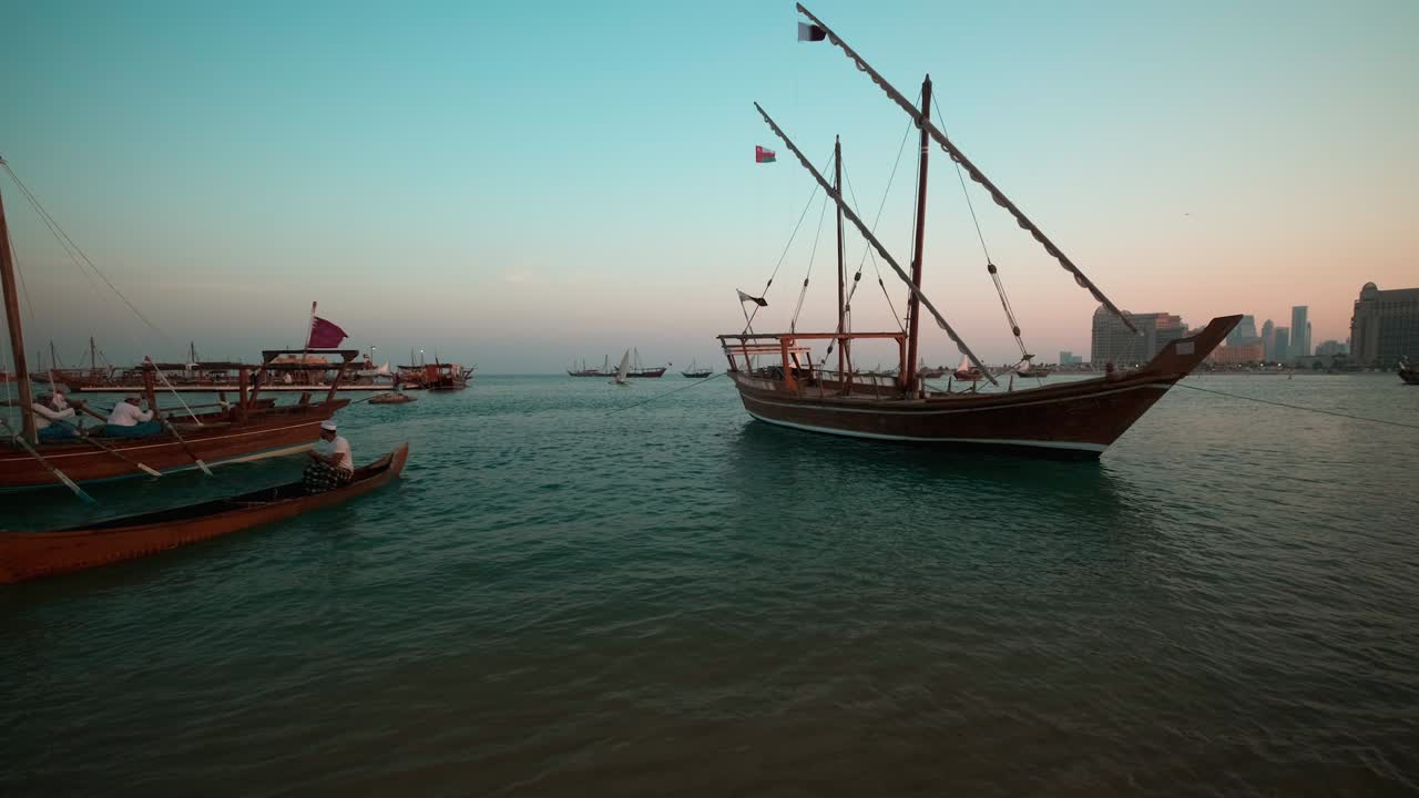 Dhow con bandiera del Qatar nel Golfo Arabico nel villaggio culturale di Katara, Doha, Qatar.