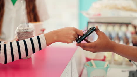 persona, mano y tarjeta de crédito en el restaurante