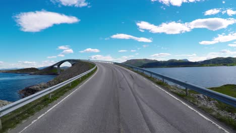 Das-Fahren-Eines-Autos-Auf-Einer-Straße-In-Norwegen,-Der-Atlantikstraße-Oder-Der-Atlantikstraße-(Atlanterhavsveien),-Wurde-Mit-Dem-Titel-„Norwegisches-Bauwerk-Des-Jahrhunderts“-Ausgezeichnet.