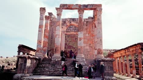 retroceda en el tiempo y explore las antiguas ruinas del sitio romano de djemila con este cautivador video