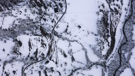 Antenne---Verschneiter-Winter-In-Einem-Tal,-Kolasin,-Montenegro,-Von-Oben-Nach-Unten-Kreisende-Absenkung