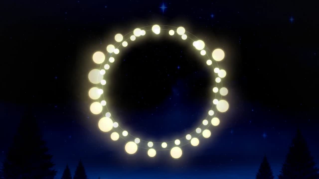 luces de hadas amarillas contra estrellas brillantes azules en el cielo nocturno