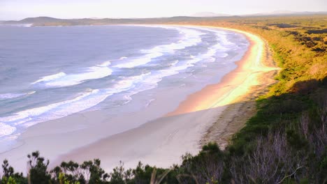 sonnenaufgang am crescent head beach - leerer strand mit meereswellen - sydney, nsw, australien