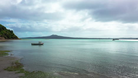 Vista-Panorámica-En-La-Bahía-De-Karaka-O-La-Playa-De-Waiarohe,-Auckland,-Nueva-Zelanda,-Toma-Aérea