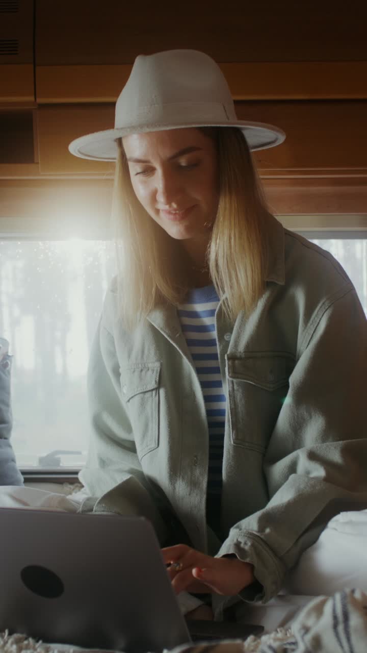mujer trabajando en una computadora portátil en una furgoneta