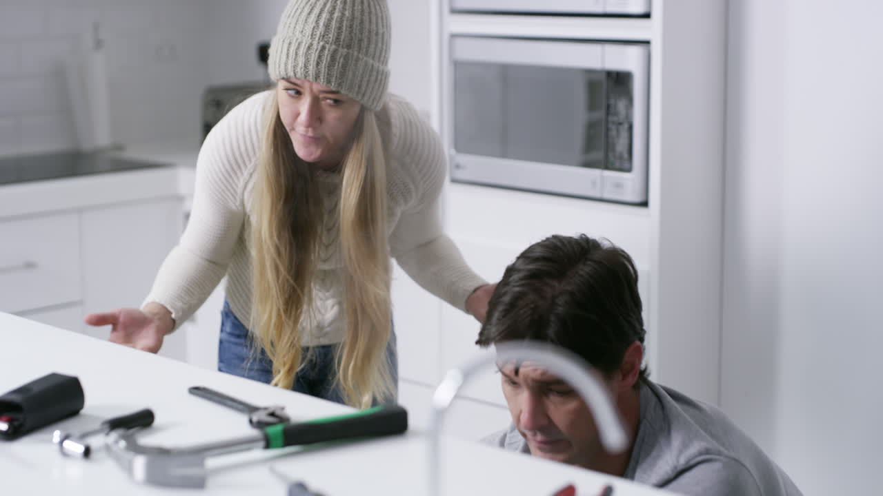 reparación, el estrés de la pareja y las personas que discuten trabajando