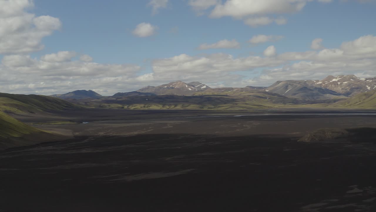 toma panorámica aérea de la montaña maelifell y el interminable paisaje volcánico en islandia durante el día nublado