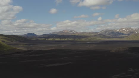 Luftschwenkaufnahme-Des-Berges-Maelifell-Und-Der-Endlosen-Vulkanlandschaft-Auf-Island-Während-Des-Bewölkten-Tages-