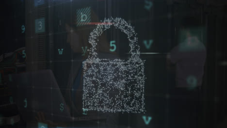 animación del procesamiento de datos sobre un candado de seguridad digital en línea y un fondo oscuro