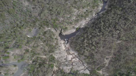 Vista-De-Arriba-Hacia-Abajo-De-Las-Cataratas-Del-Cobertizo-De-Lana-Y-Sus-Alrededores-En-Beechworth,-Australia---Disparo-De-Drones