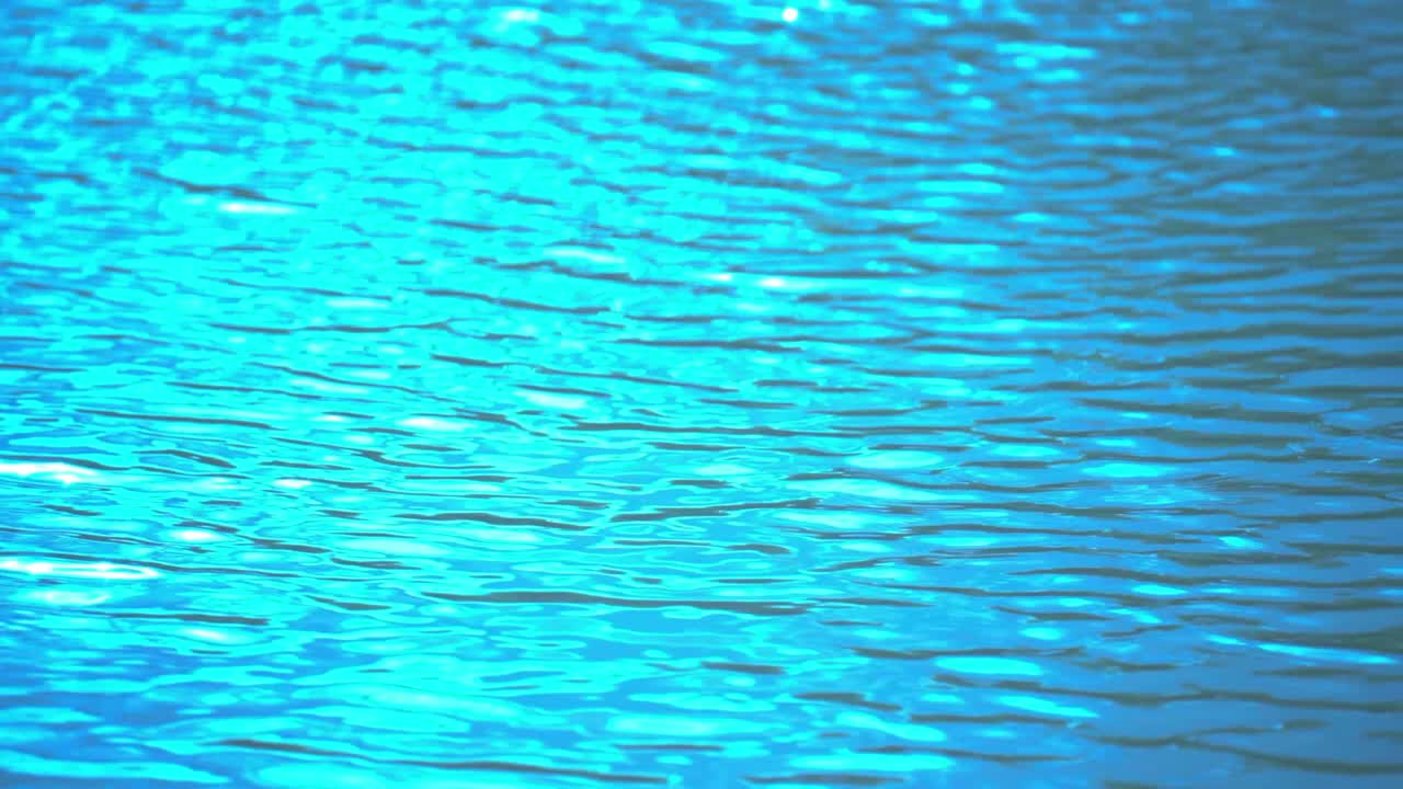 물 표면에서 반사되는 보케 태양 반사, 초점 밖의 추상적인 흐릿한 보케 배경 이미지, 4k 영상.