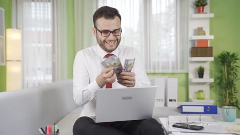el joven empresario que obtiene ganancias financieras es muy feliz.