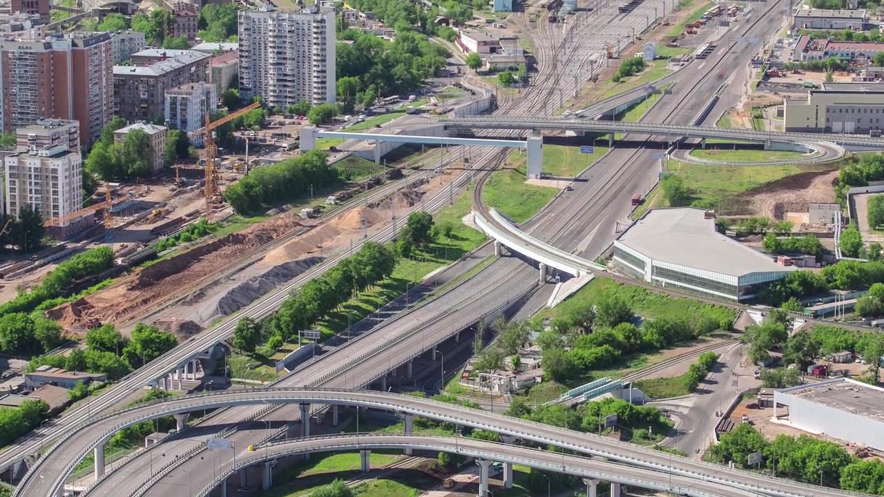 Vista panorâmica dos arranha-céus do complexo empresarial Moscow City em timelapse. Do alto. Tráfego de carros na estrada.