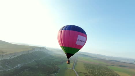 globo de aire caliente sobre el paisaje panorámico