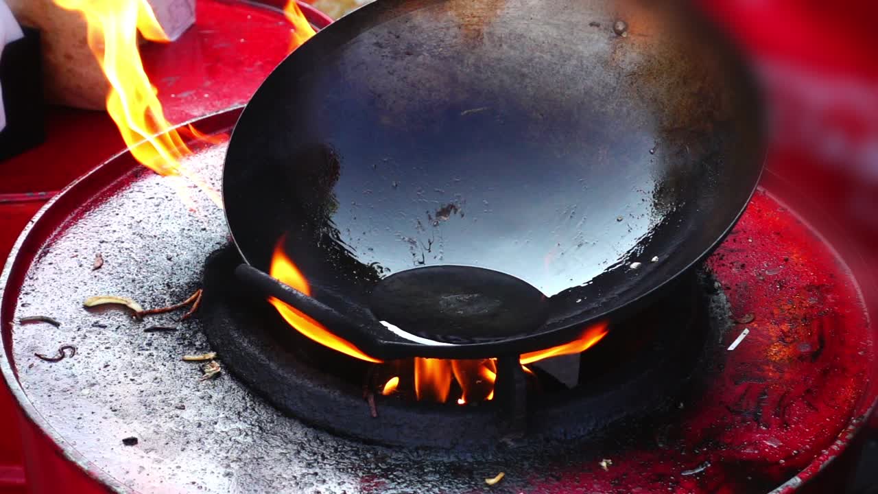 Asiatisk køkken. Madlavning i en wokpande. Slow motion