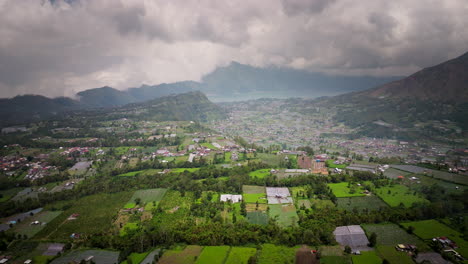 Mount-Batur-or-Gunung-Batur-shrouded-in-clouds,-active-volcano-on-Bali-island,-Indonesia