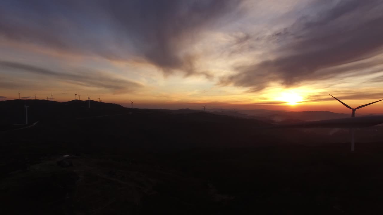 turbinas eólicas en el campo por la noche