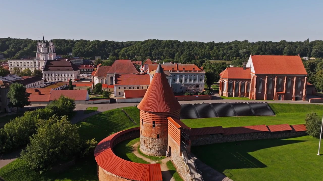 Ortaçağ Kaunas surlarını ve tarihi şehir manzarasını ortaya çıkarırken sağa dönen drone.