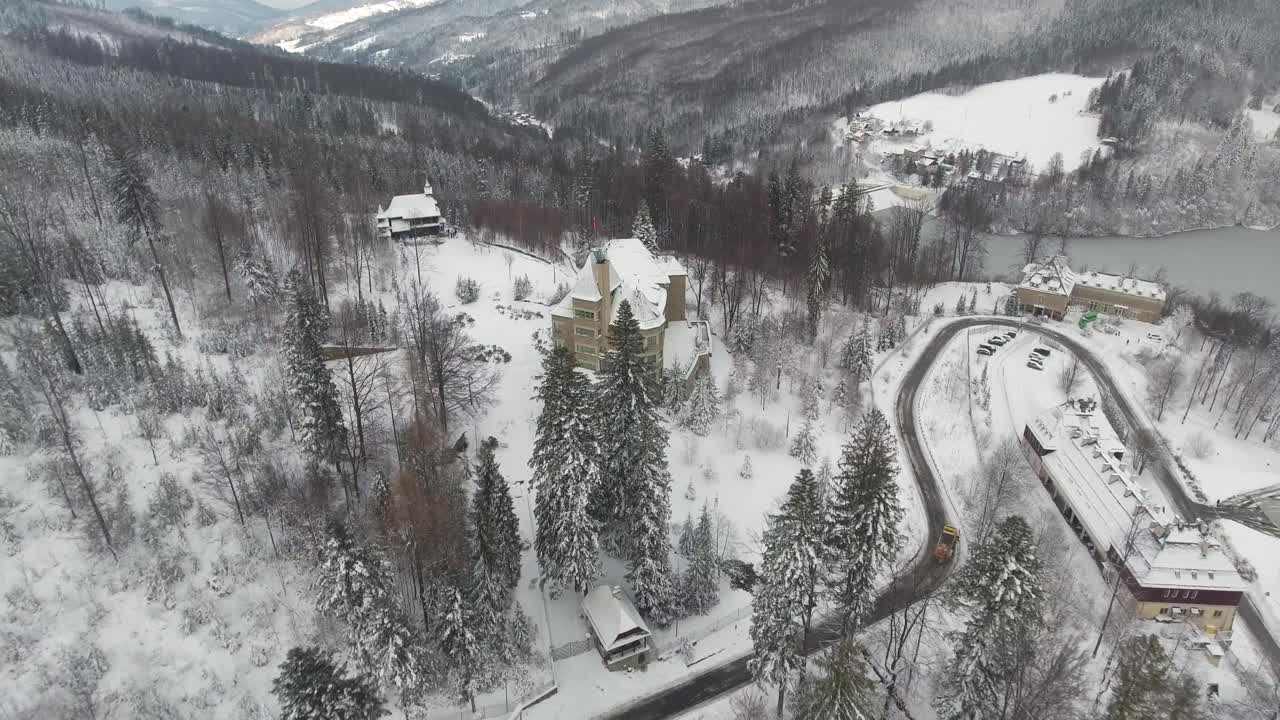 gran residencia en las montañas en una mañana de invierno