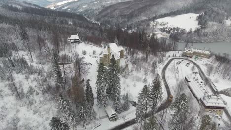 Gran-Residencia-En-Las-Montañas-En-Una-Mañana-De-Invierno