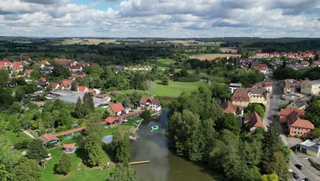 Stadtpark-Badesee-Dinkelsbühl-Bayern,-Süddeutschland-Drohne-Luftaufnahme