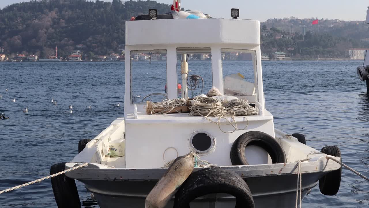 터키 이스탄불에서 낮에 보스포러스 해협에 떠 있는 보트