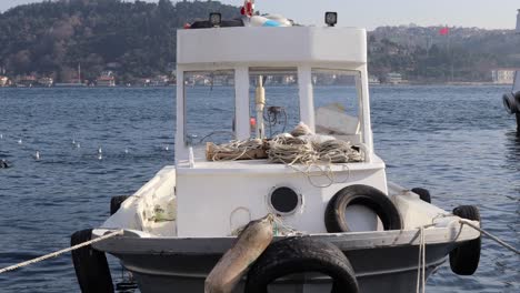 barco flotando en el bósforo durante el día en estambul, turquía