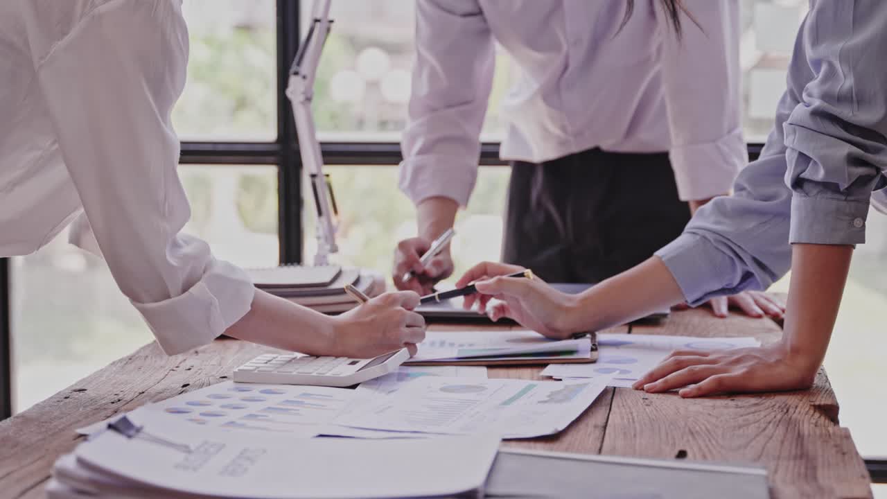 joven creativo tormenta de ideas de negocios reunión planificación de negocios idea de diseño