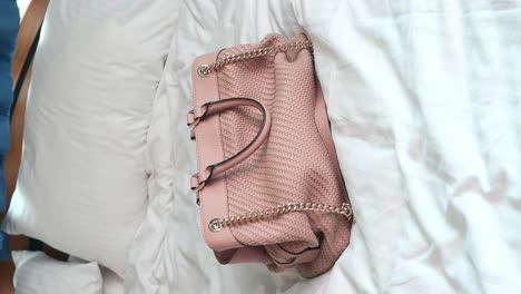 Cartera-De-Mujer-En-La-Cama,-Cerrar