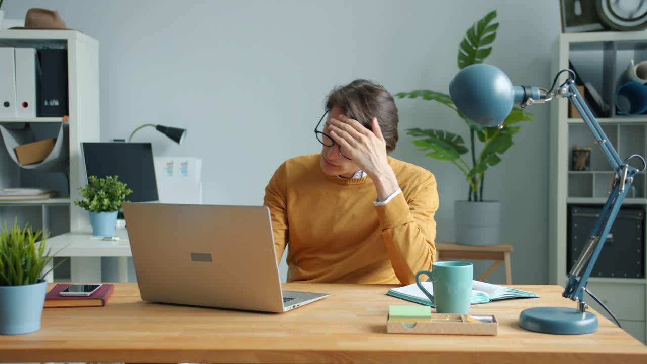 현대 사무실 에서 노트북 을 사용 하는 사람